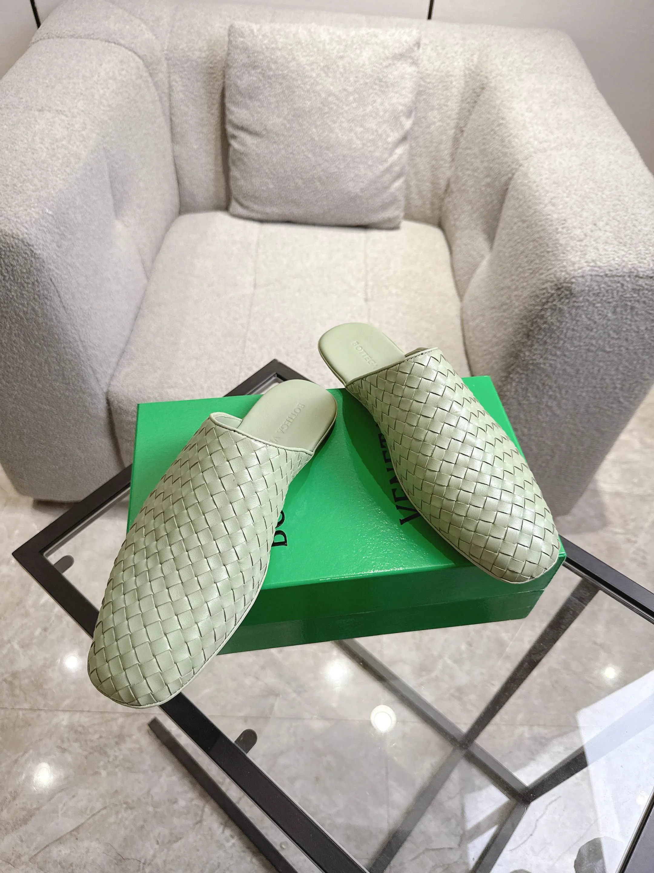 [BV] Top P: 720💰Size for couples: 35-44 (40.41 for women, 38 for men, 45.46.47, custom-made and non-returnable) Bottega Veneta 2025 Autumn counter synchronized genuine leather outsole classic woven half-drag couple model Bottega Veneta square-toe flat shoes, imported mixed sheepskin, imported sheep! Leather outsole! [Rose][Rose]! Purely hand-woven and operated, the original board is reproduced one-to-one! quality assurance!